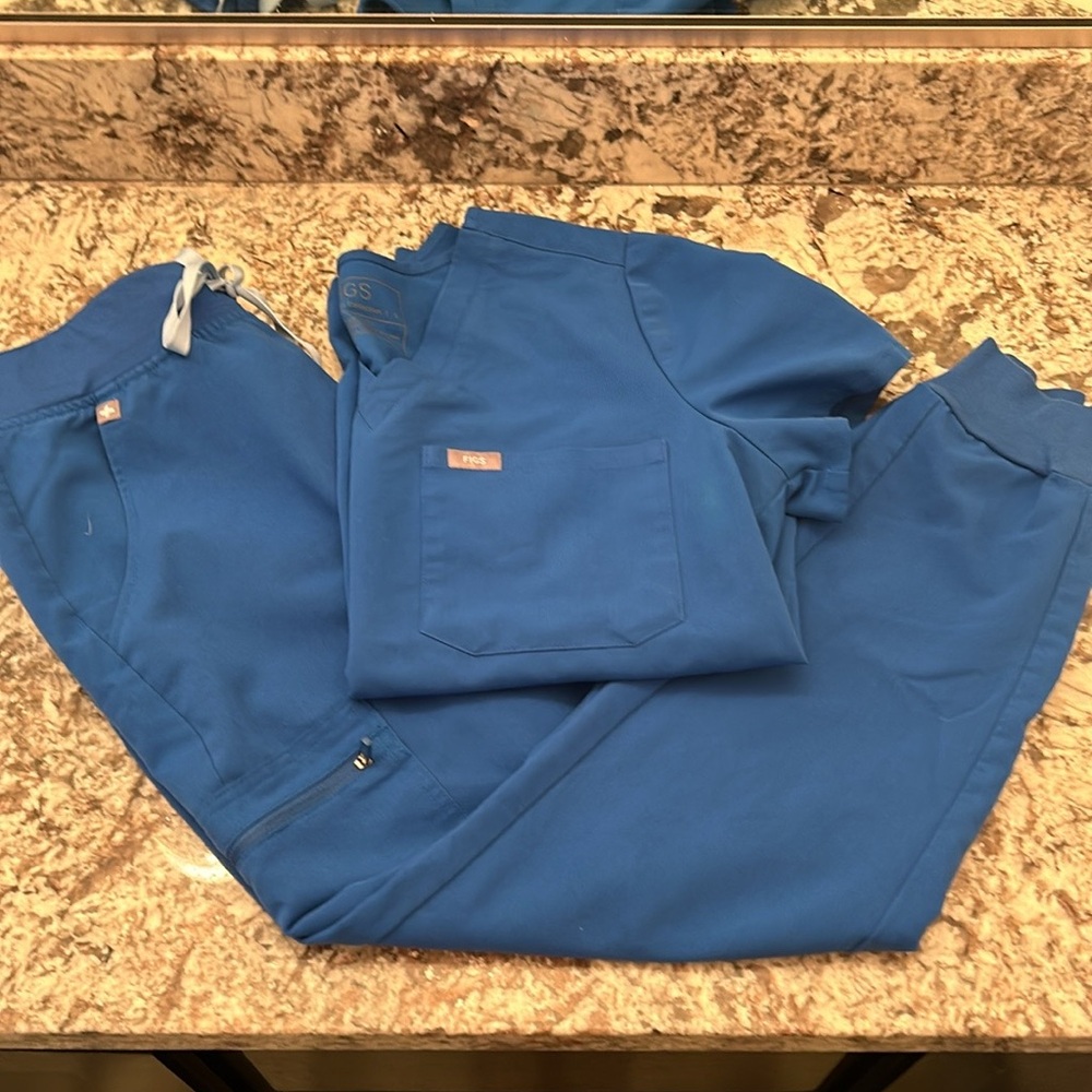 Size small top and size small reg jogger, FIGS